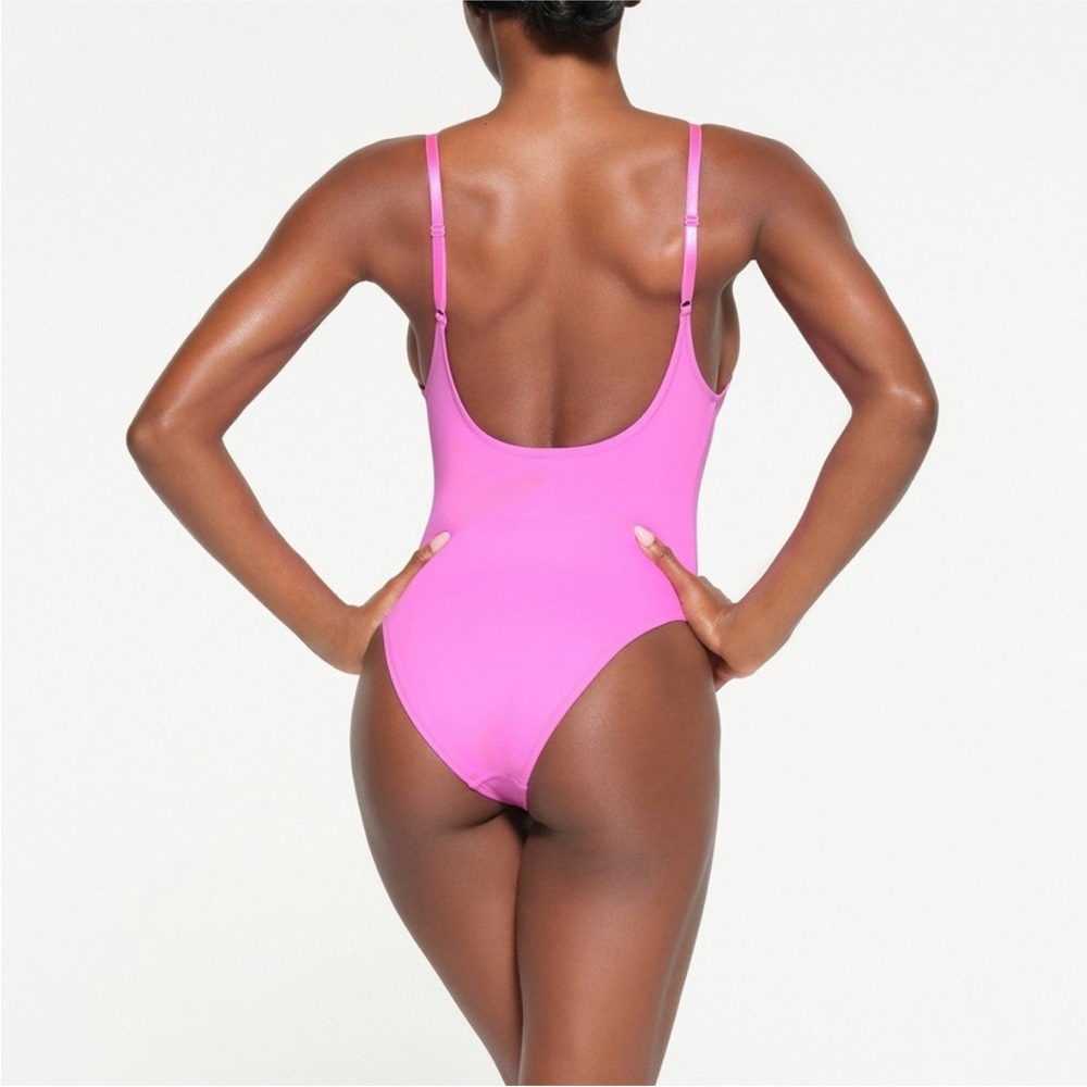 SKIMS RECYCLED SWIM
SCOOP NECK ONEPIECE Neon Orchid - Picture 3 of 5